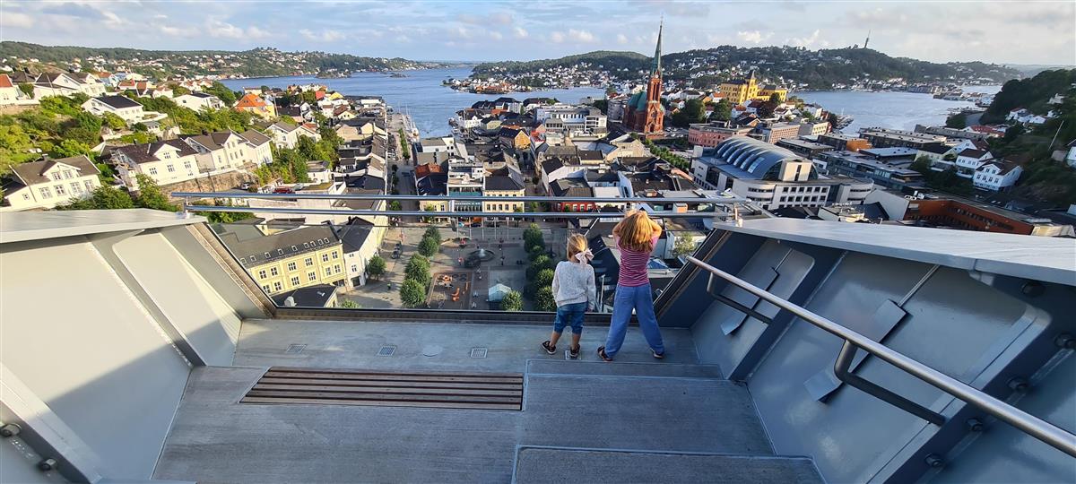 To barn ser over byen og ut Galtesund fra Fløyheia - Klikk for stort bilde